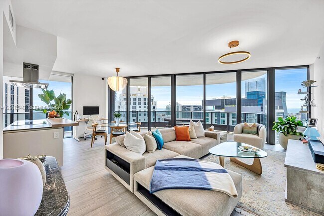 Building Photo - 1000 Brickell Plz