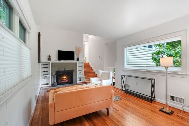 Photo - 3 Bed 1.5 Bath - Takoma Park Cottage - Mov...