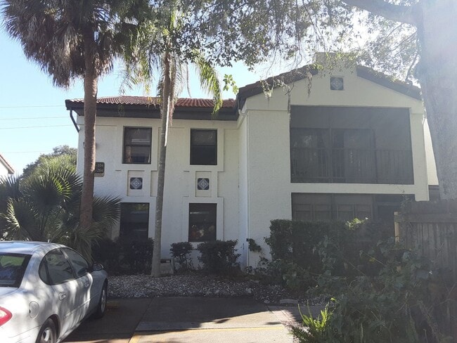 Photo - Seasonal-Beautifully renovated top floor 2/2 condo downtown Sarasota.