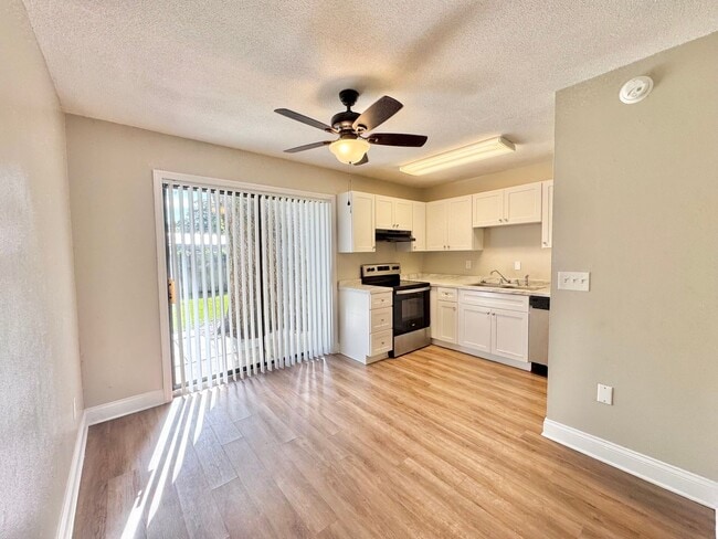 Photo - Apartment - Right off Cypress Gardens Blvd