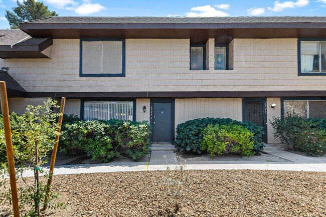 Building Photo - SPACIOUS 3BEDROOM TOWNHOUSE IN 89103