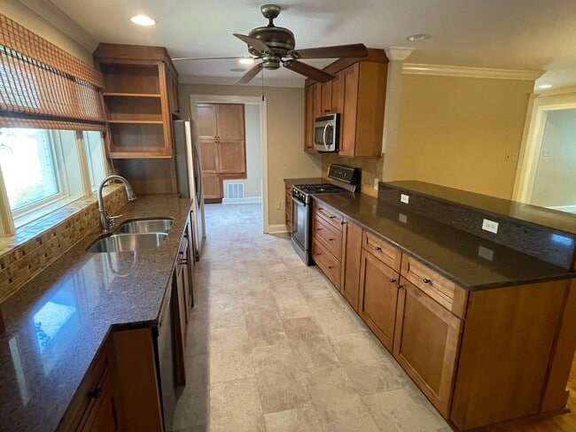 Photo - Elegant 4bd/3ba Home with Fenced-in Backyard