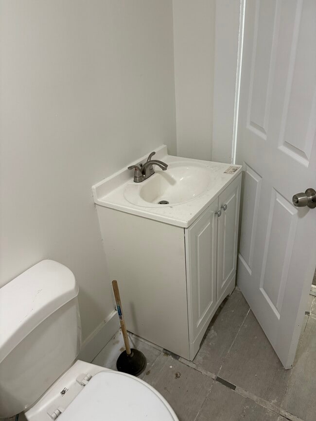 Photo - 617 W 41st St