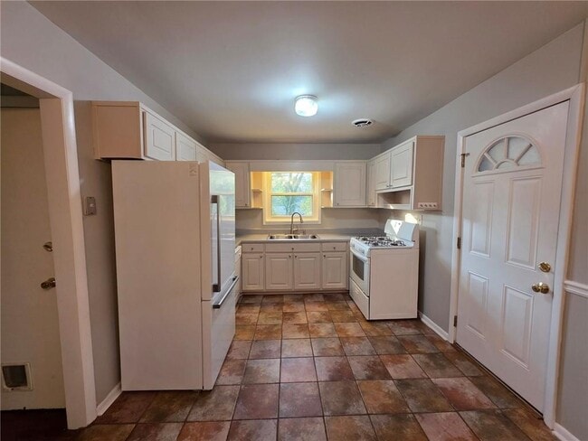 Photo - 652 Forest Ridge Dr SE