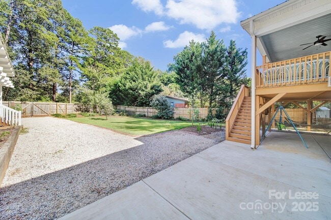 Photo - 3222 Clark St