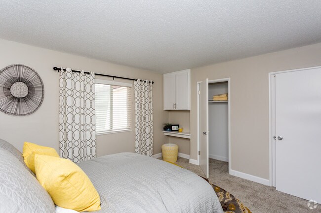 2BR, 1.5BA - 934 SF
