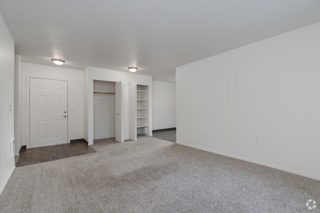 1BR, 1BA - 683SF - Living Room