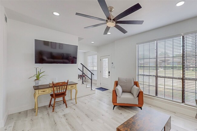 Photo - 829 Lake Bluff Dr