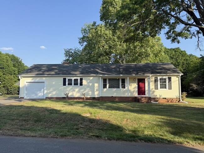 Building Photo - Charming Vintage Ranch, Den, Fireplace, Screened Porch