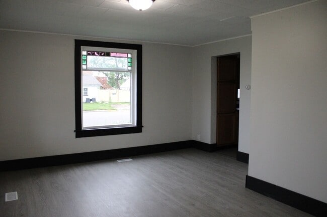 Building Photo - 620 Lake Ave W Unit 3 Rental