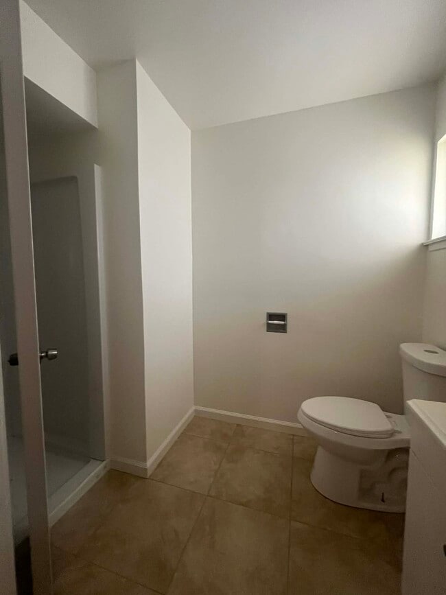 Photo - 480 Iona Ave