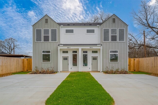 Photo - 918 St Clair St