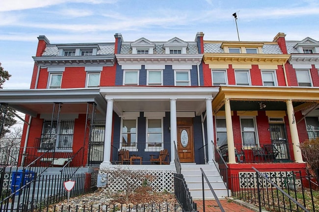 Building Photo - 3 level townhouse w 2br 2.5ba, parking spo...