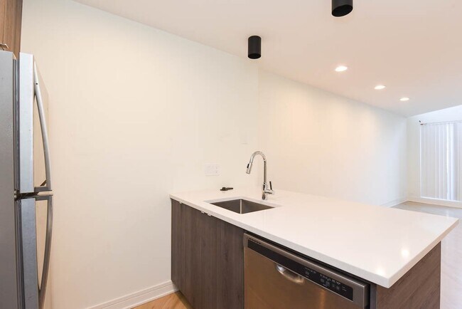 853 W Grace St Unit 201D