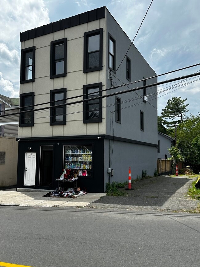 Building Photo - 49 Hill St Unit 3 Rental