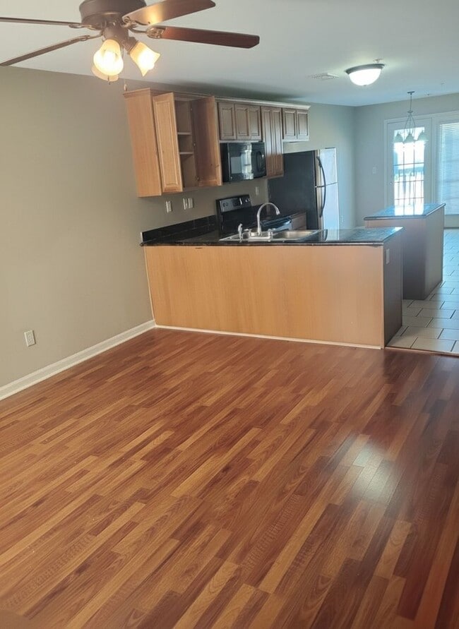 Building Photo - 2925 Hargrove E Rd Unit 104