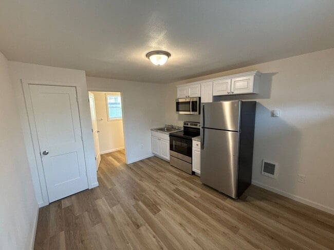 Photo - 3361 Portland Rd NE Unit 8