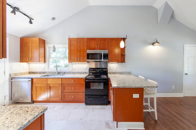 ¡Fregadero de cocina, encimera y ventana! - 2660 Roslyn Ave