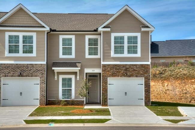 Building Photo - Beautiful End Unit Townhouse