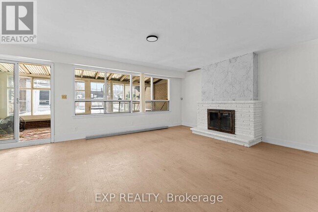 Photo - 1558 Queen St E