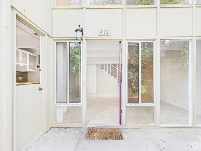 Building Photo - Spacious 2 bedroom condo available in Nort...