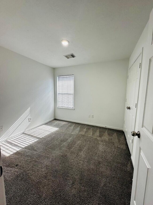 Building Photo - 6946 Paris St