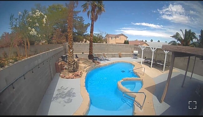Building Photo - 2337 Avery Dr Unit Pool side Rental