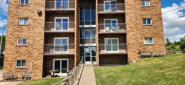 Building Photo - 1409 Summit St Unit #202