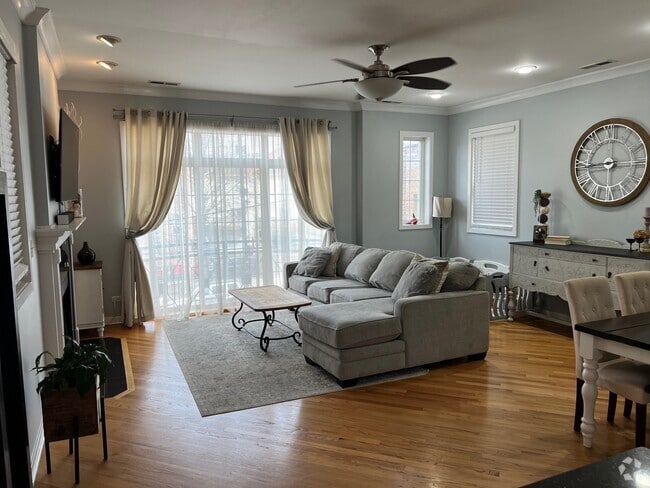 Building Photo - 2623 W Belmont Ave Rental