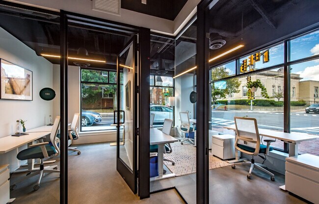 Espacio de trabajo conjunto en el lobby - Orpheum Apartments