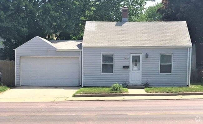 Building Photo - Cute Cozy: Completely Updated must see to ... Rental