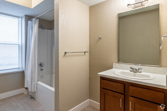 2BR, 1BA - 838 SF