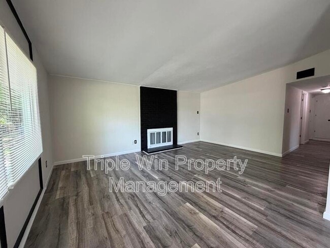 Photo - 765 Bobbins Ln