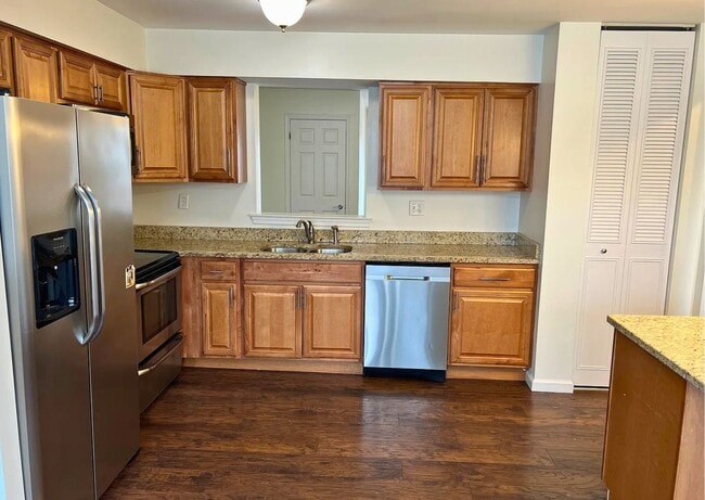 102 Caernarvon Ct