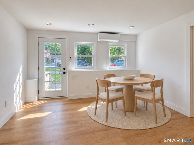 4 Robert Ln Unit B