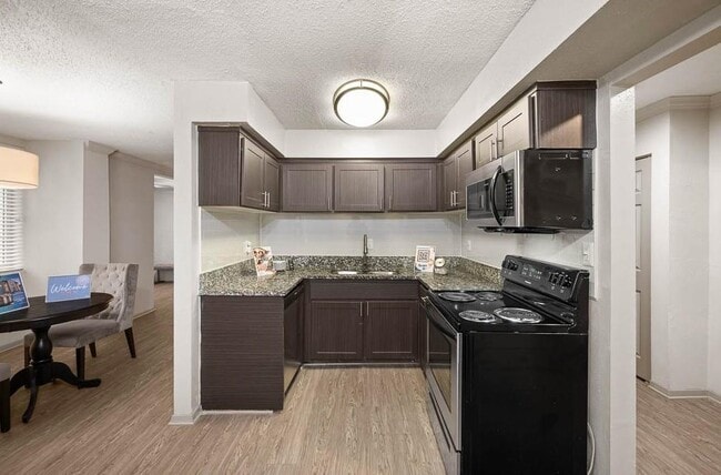 Building Photo - 5555 Roswell Rd NE Unit 03