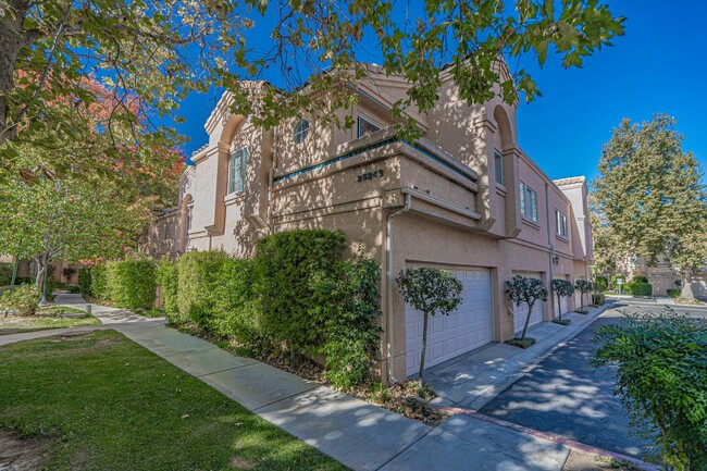 Charming 2-Bedroom Townhome in the Heart o... - Charming 2-Bedroom Townhome in the Heart o...