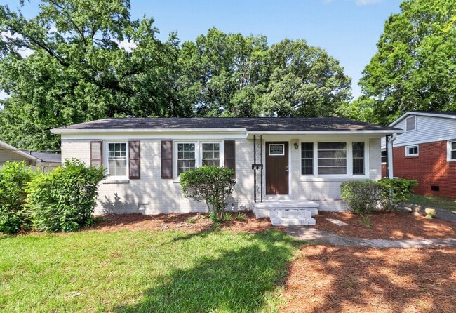 Building Photo - Adorable Three Bedroom Home!