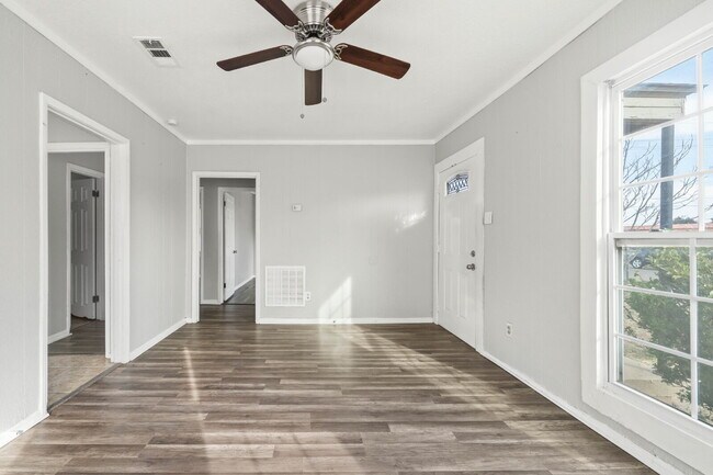 Photo - Cozy Home, Minutes from Texas Tech & Downt... Unidad Front