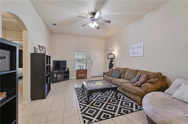Photo - Available Aug 2026!! Great 3/3 Close to Ev...