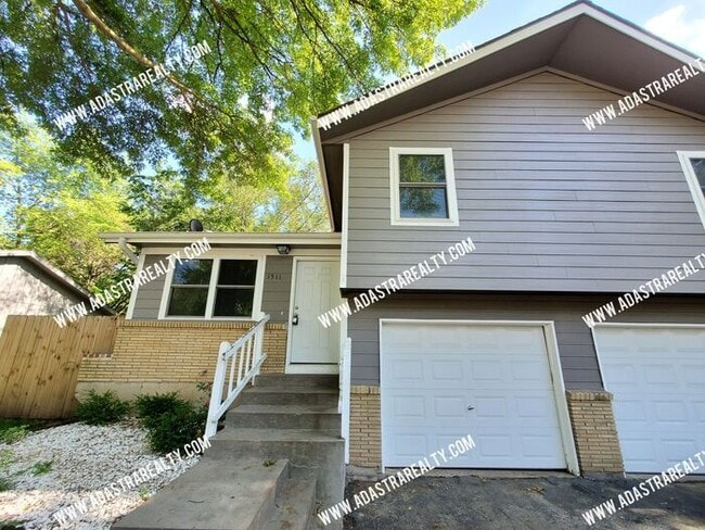 Building Photo - Very Nice 3 Bedroom/1 Bath Duplex in Olathe-Available in JULY!!!