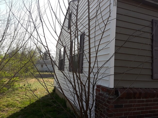 Building Photo - Spacious 4 Bedroom House