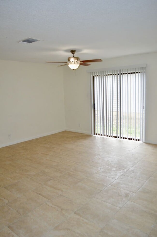 Beautiful 2 bed 2 bath with new flooring a... - Beautiful 2 bed 2 bath with new flooring a... House