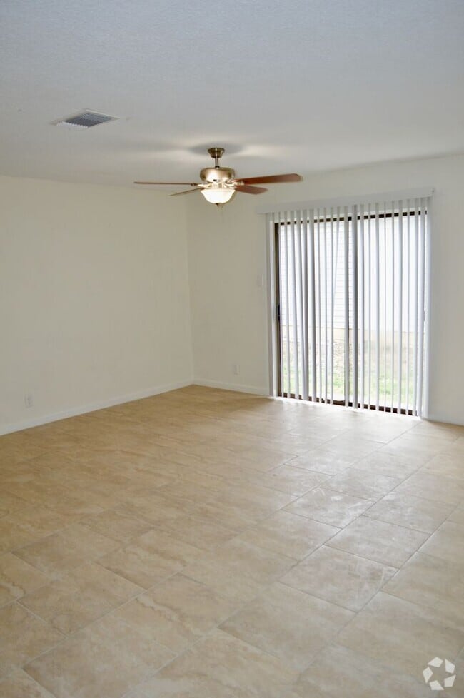 Building Photo - Beautiful 2 bed 2 bath with new flooring a... Rental