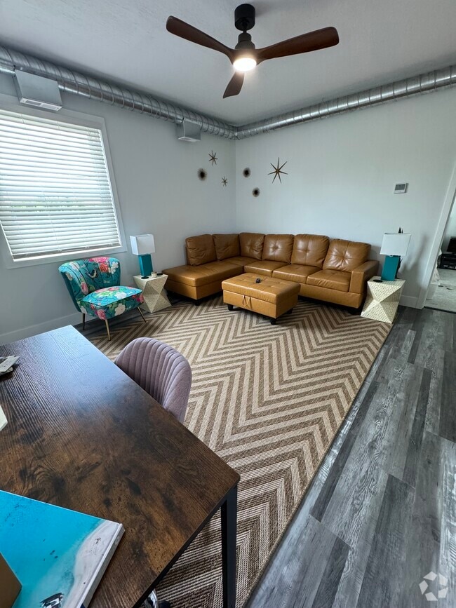 Building Photo - 664 New Castle Road Unit Apt 2