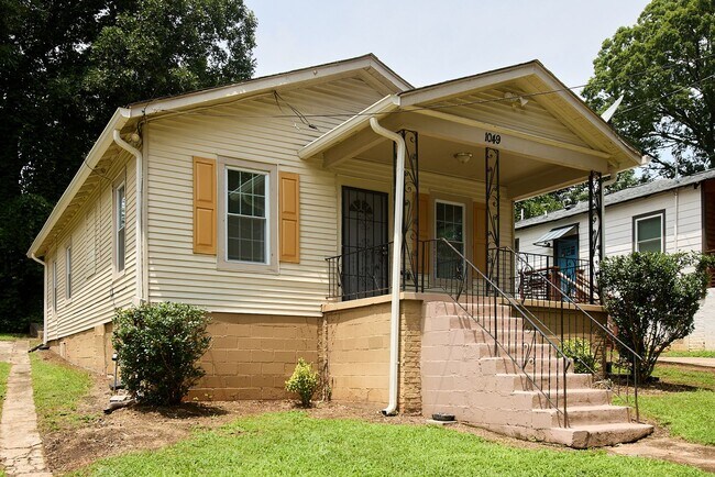 Building Photo - A Stylish Atlanta Retreat Near Downtown & the Westside