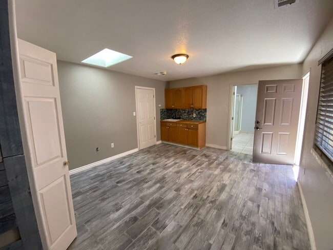 1-Bedroom Unit with Parking & Appliances –... - 1-Bedroom Unit with Parking & Appliances –...