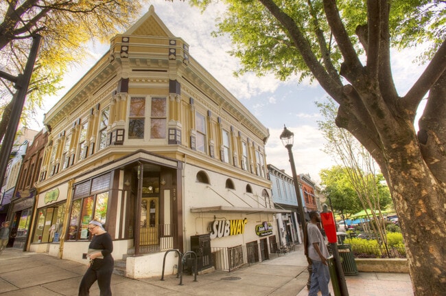 Building Photo - Luxury Three Bedroom On College Avenue
