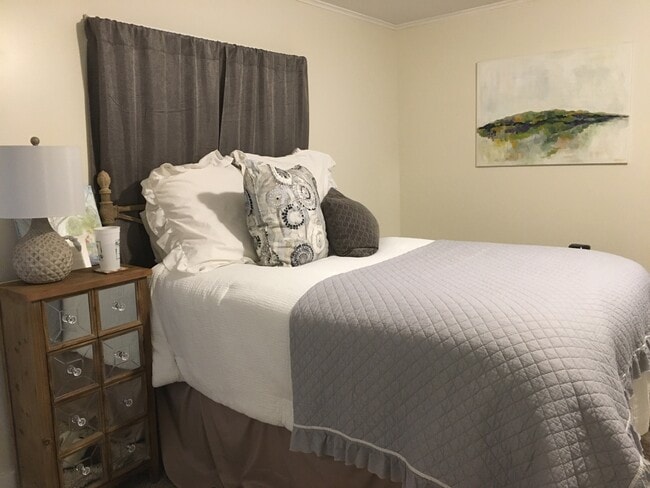 Dormitorio 1 - 801 S Fifth St