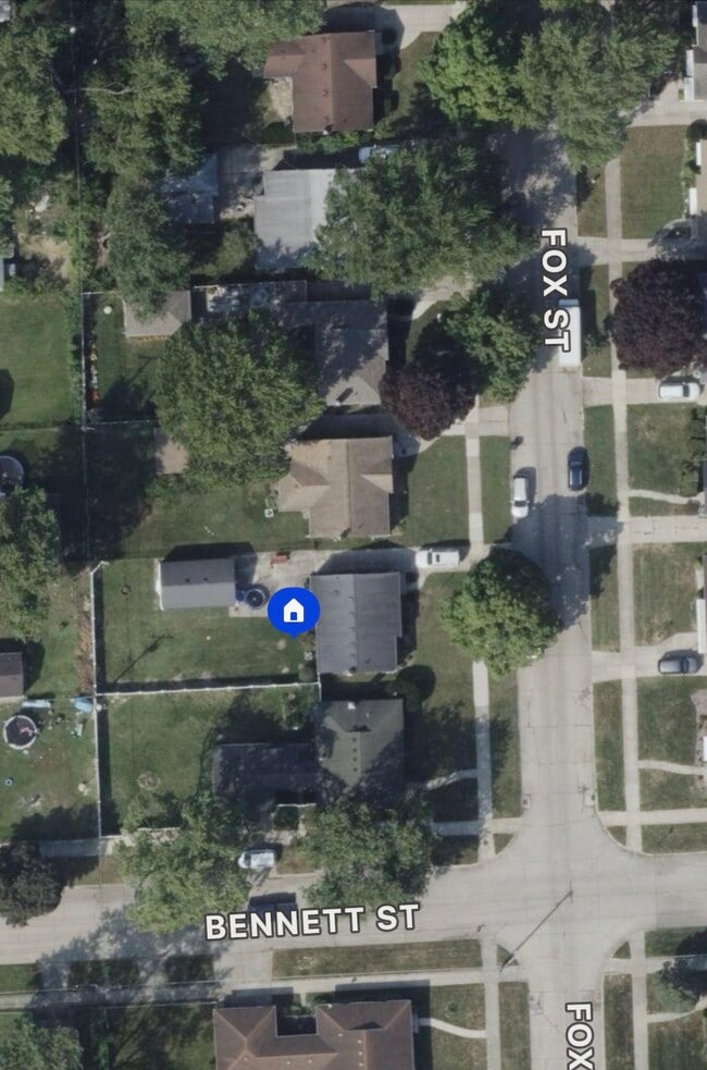 Large fenced in backyard - 17611 Fox